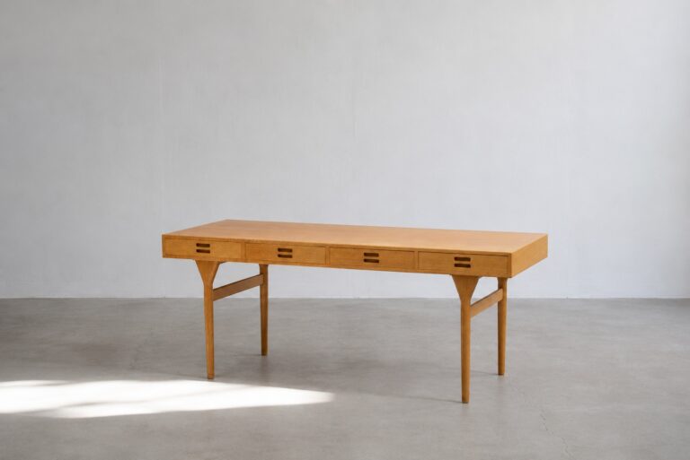 Nanna Ditzel oak desk by Søren Willadsen, Denmark, fully restored Danish Mid-Century Modern desk with four drawers. side and front